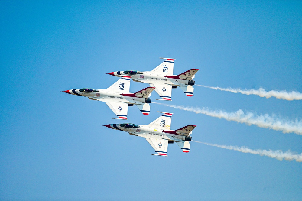 Thunderbirds roar over Wyoming