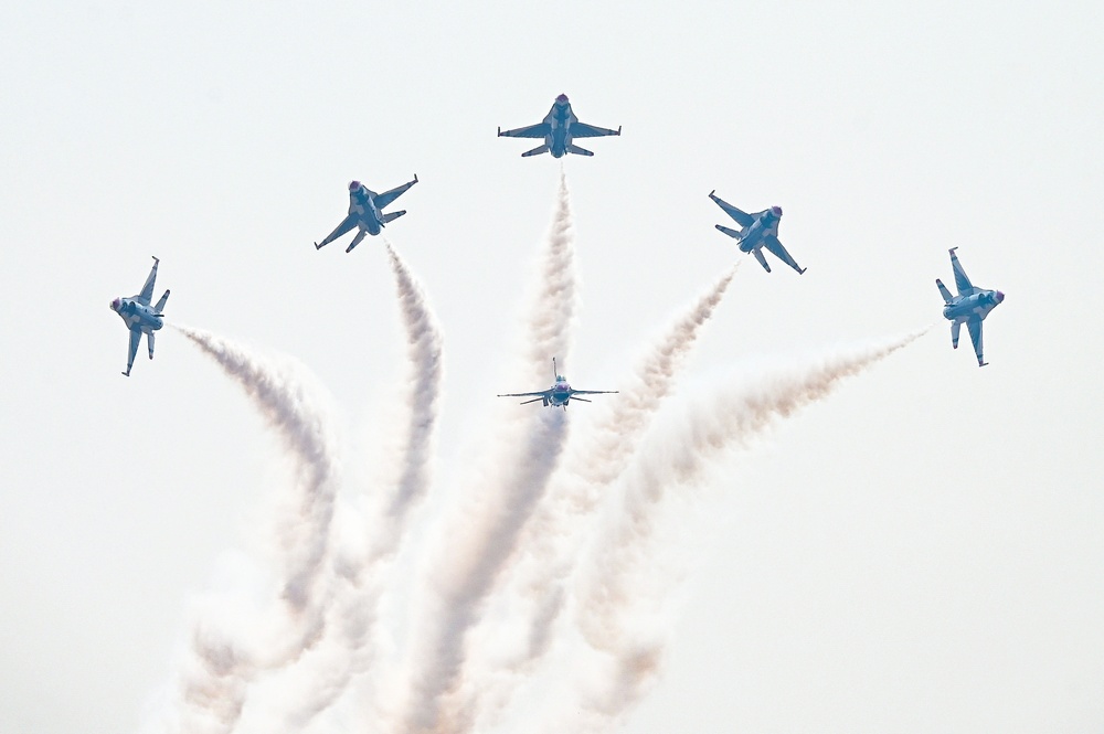 Thunderbirds roar over Wyoming