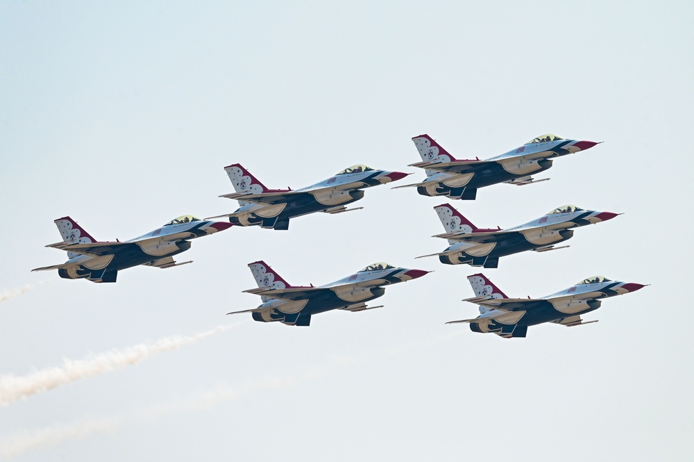 Thunderbirds roar over Wyoming