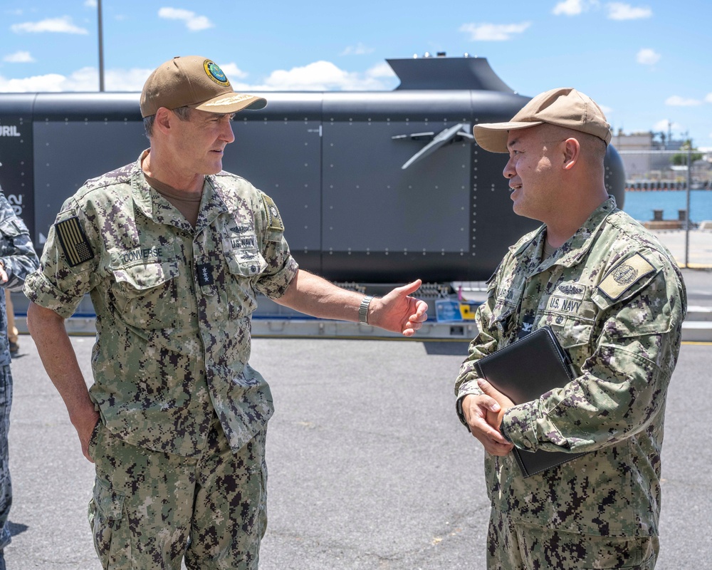 Admiral Converse visits UUV display