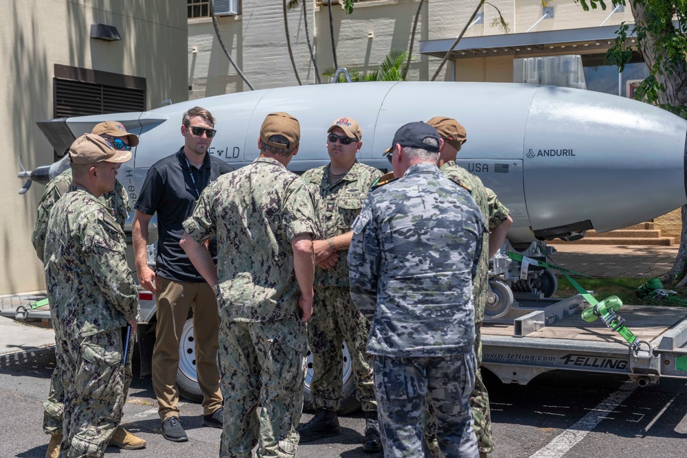 Admiral Converse visits UUV Display