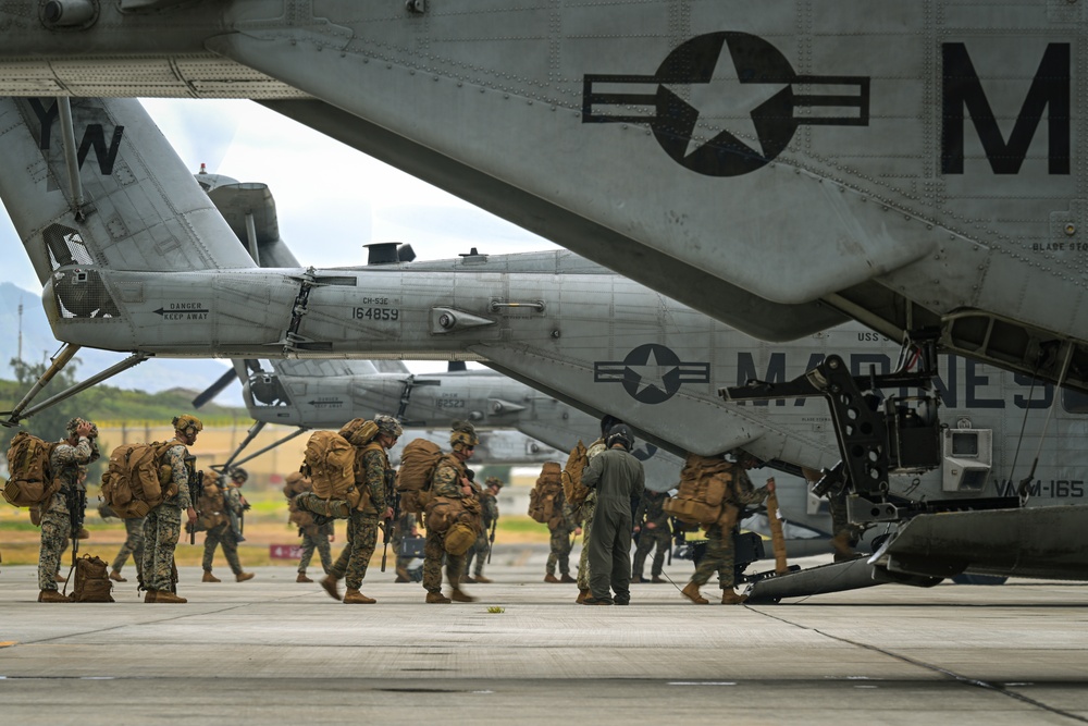 Marines load CH-53 Sea Stallion during RIMPAC 2024