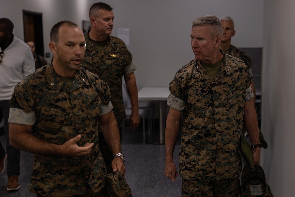 39th Commandant of the Marine Corps visits I MIG