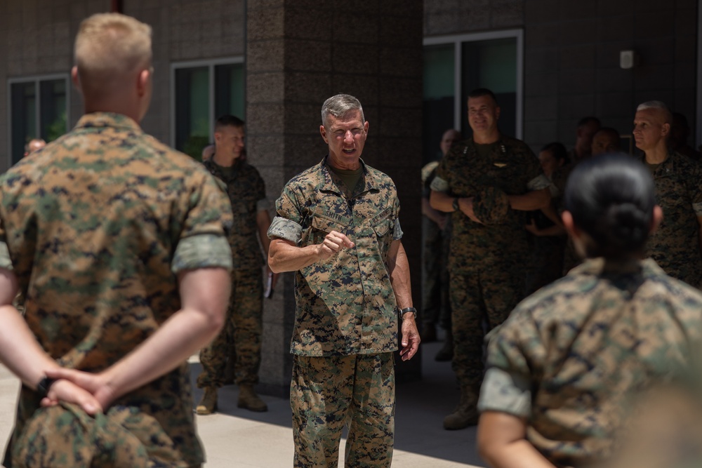 39th Commandant of the Marine Corps visits I MIG