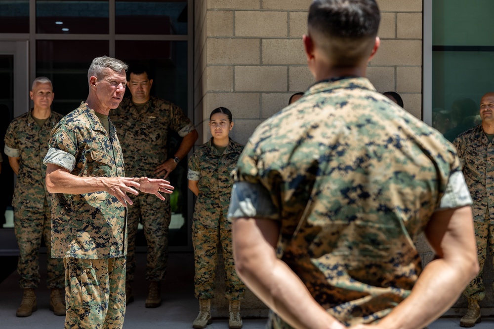 39th Commandant of the Marine Corps visits I MIG