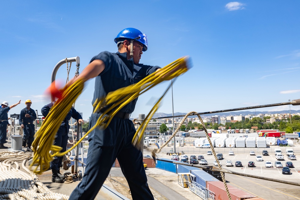 USS Oak Hill Arrives in Thessaloniki