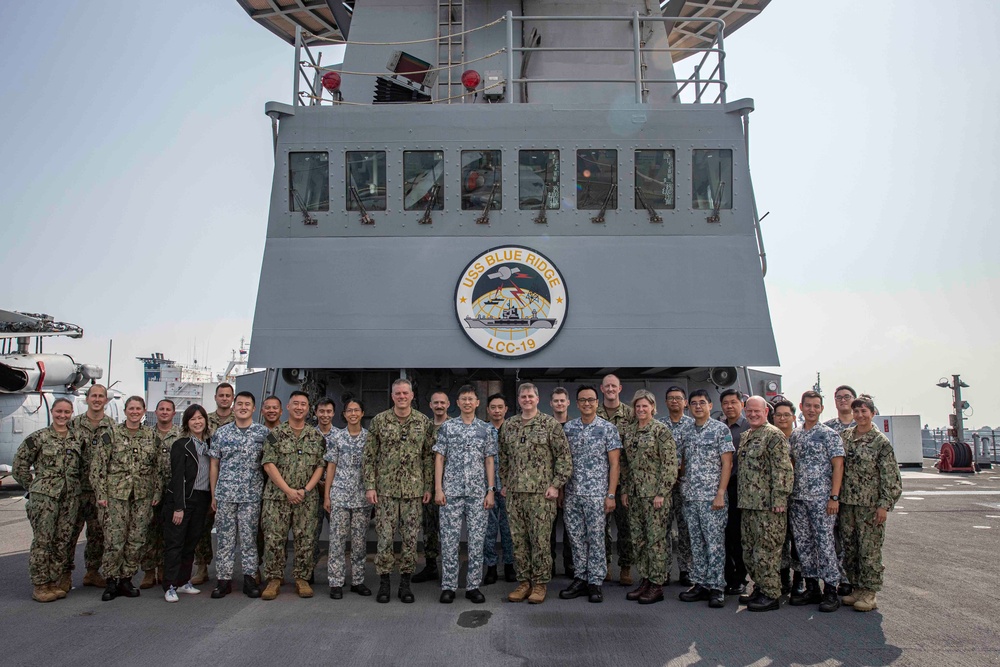 U.S. 7th Fleet Conducts Staff Talks with Republic of Singapore Navy