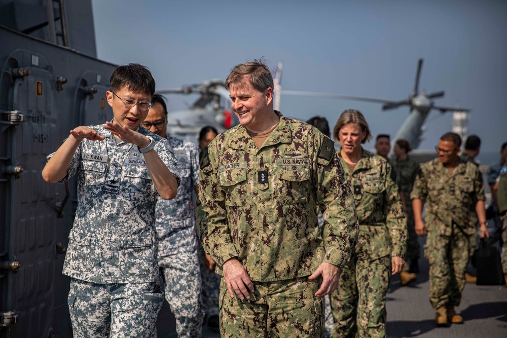 U.S. 7th Fleet Conducts Staff Talks with Republic of Singapore Navy