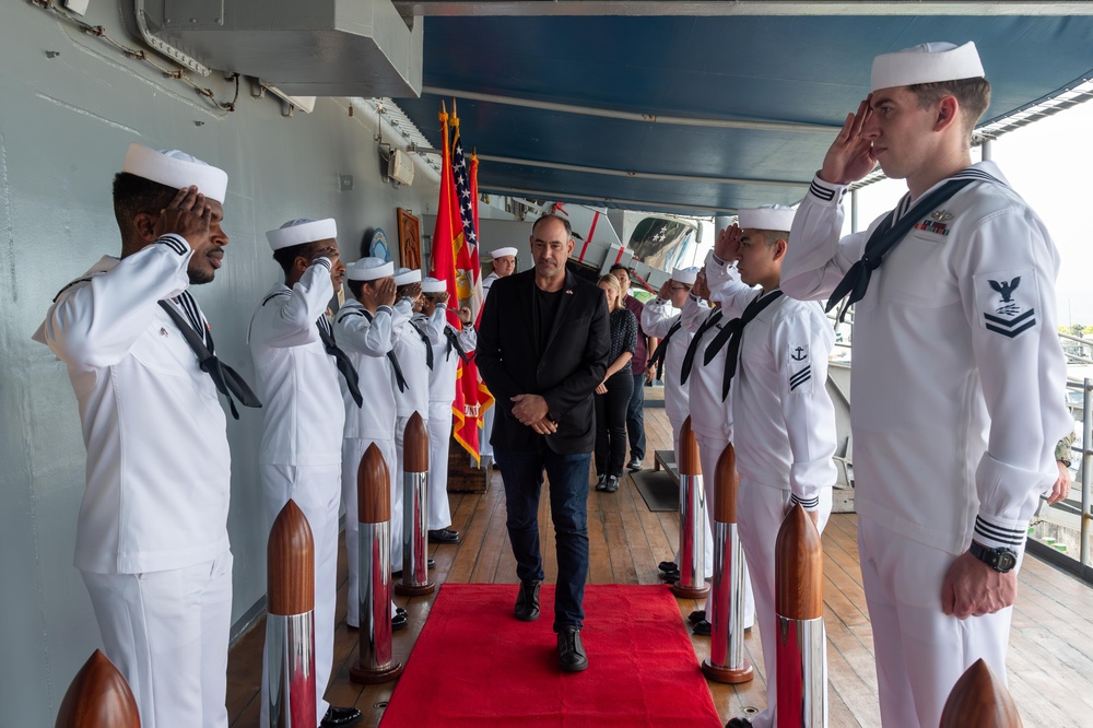 USS Blue Ridge (LCC 19) conducts ship tours while in Singapore