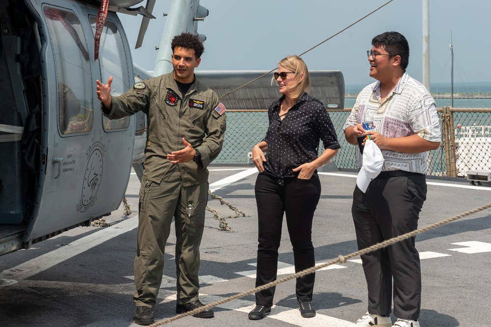 USS Blue Ridge (LCC 19) conducts ship tours while in Singapore