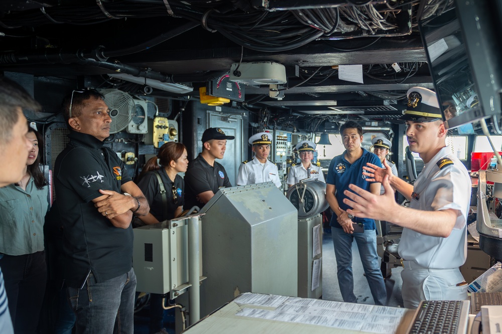 USS Blue Ridge Hosts the Republic of Singapore Air Force
