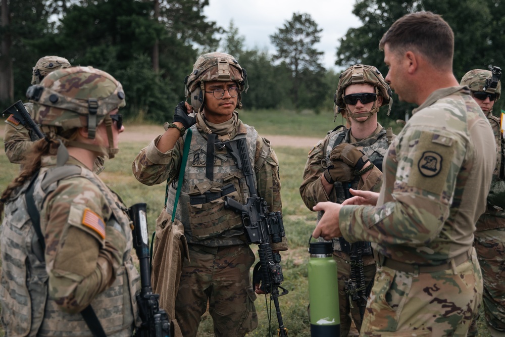 Iowa Army National Guard pilot discusses aviation with Soldiers