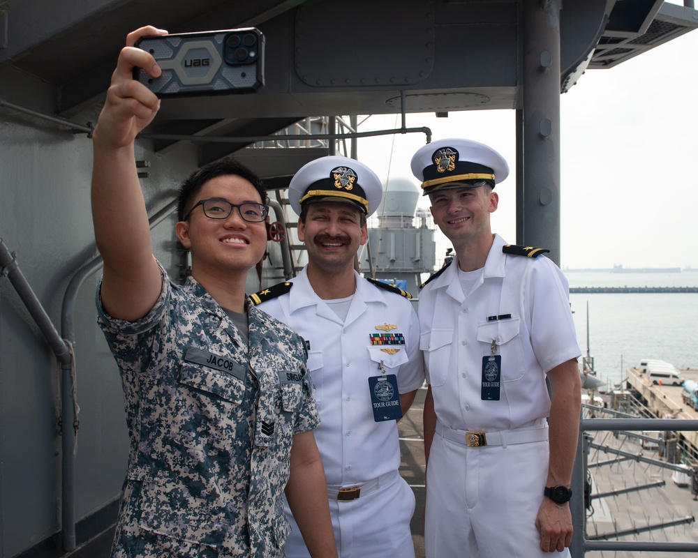 Blue Ridge Gives a Tour to the Republic of Singapore Navy