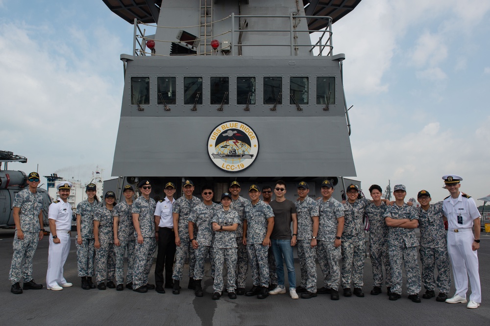 Blue Ridge Gives a Tour to the Republic of Singapore Navy
