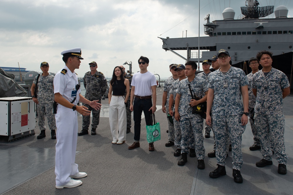 Blue Ridge Gives a Tour to the Republic of Singapore Navy