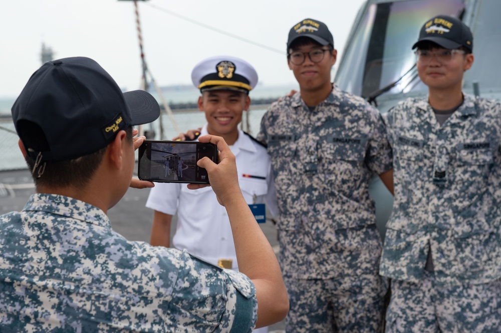 Blue Ridge Gives a Tour to the Republic of Singapore Navy