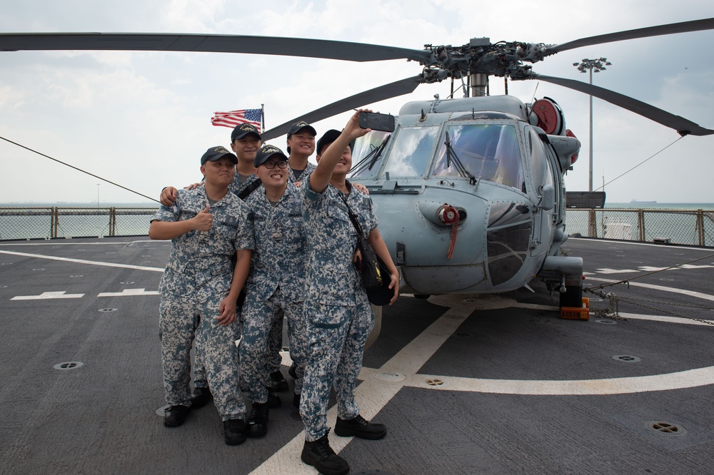 Blue Ridge Gives a Tour to the Republic of Singapore Navy
