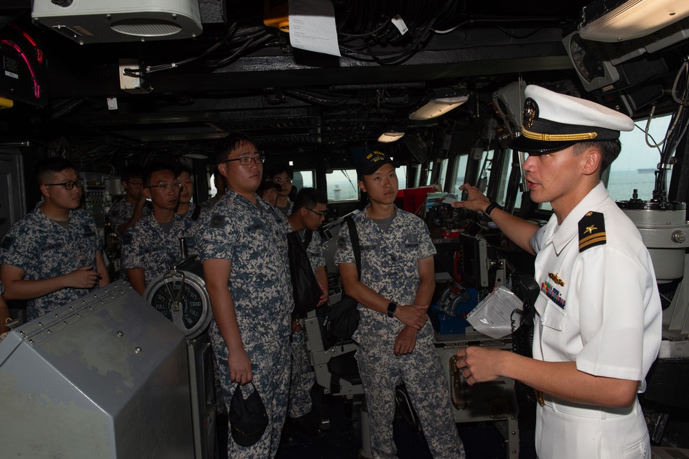 Blue Ridge Gives a Tour to the Republic of Singapore Navy