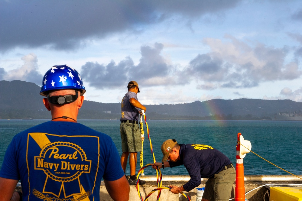 Frank Cable Sailors Conduct Underwater Maintenance