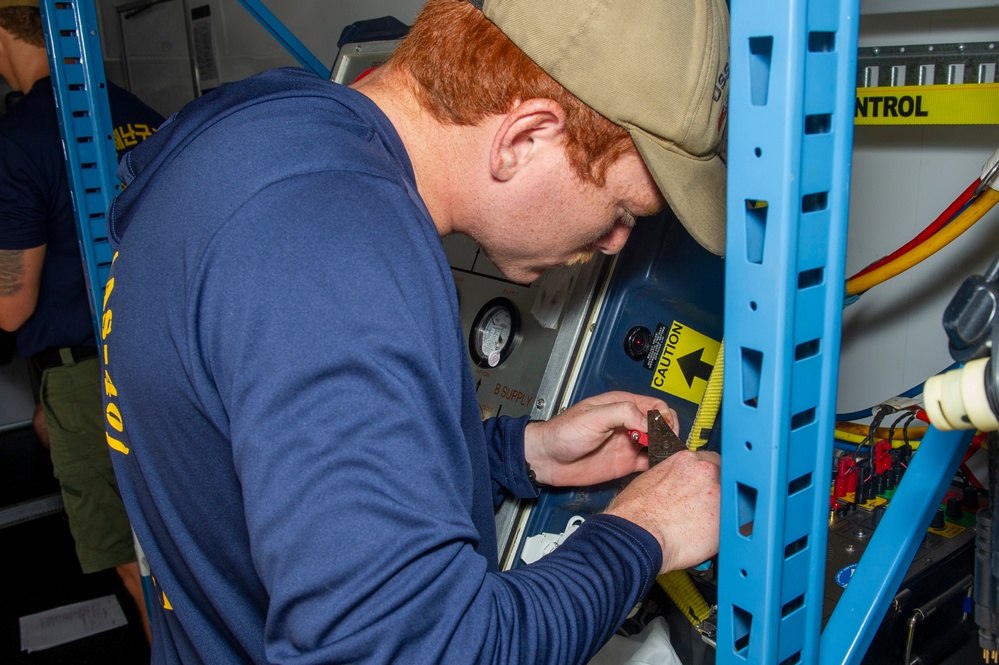 Frank Cable Sailors Conduct Underwater Maintenance