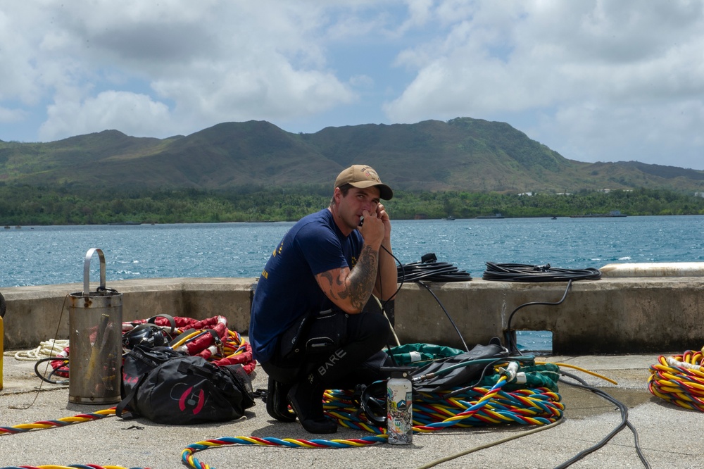 Frank Cable Sailors Conduct Underwater Maintenance
