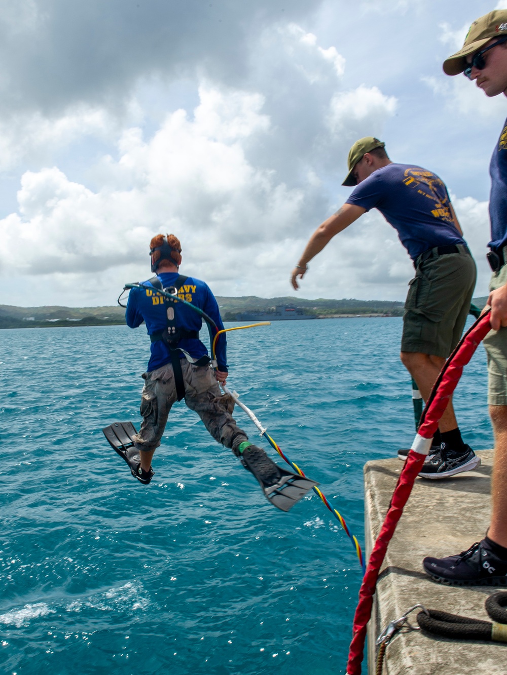 Frank Cable Sailors Conduct Underwater Maintenance