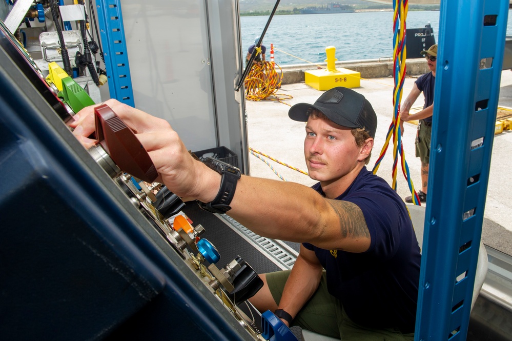 Frank Cable Sailors Conduct Underwater Maintenance