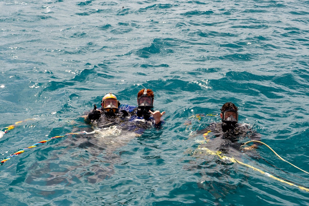 Frank Cable Sailors Conduct Underwater Maintenance