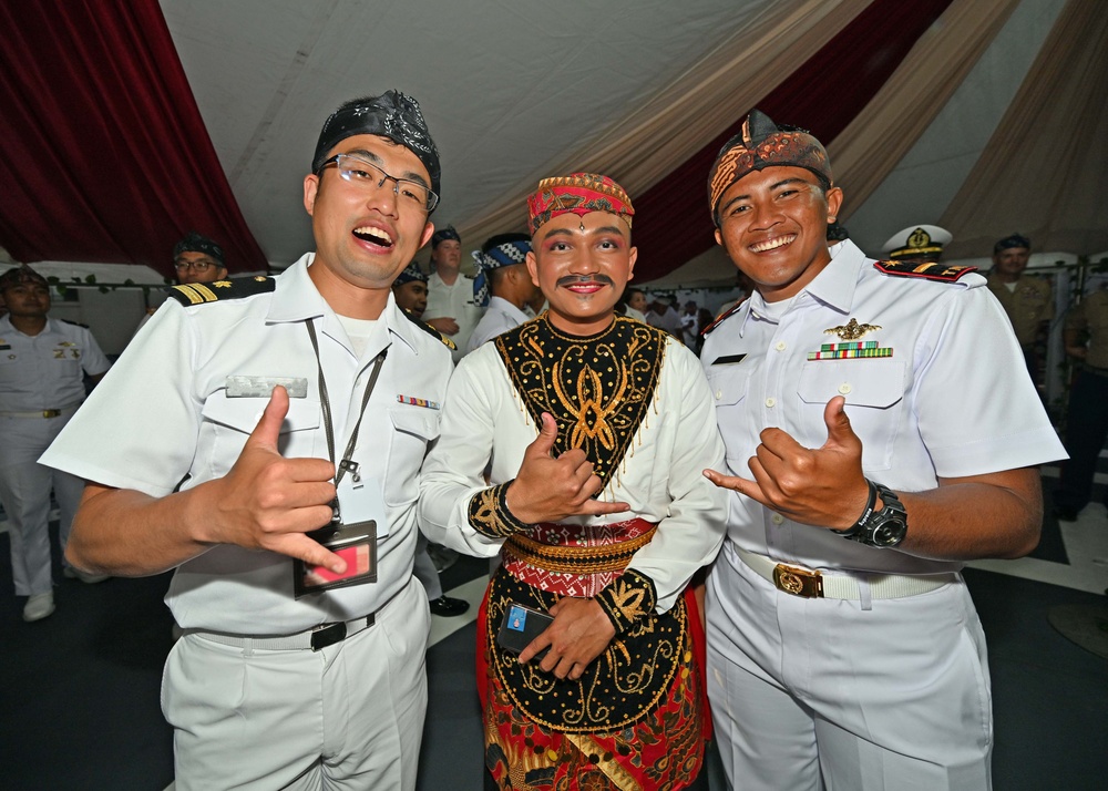 JMSDF had a cross-cultural exchange at the reception of the Indonesian Navy
