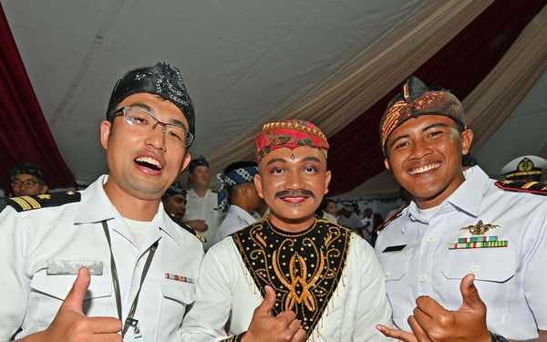 JMSDF had a cross-cultural exchange at the reception of the Indonesian Navy