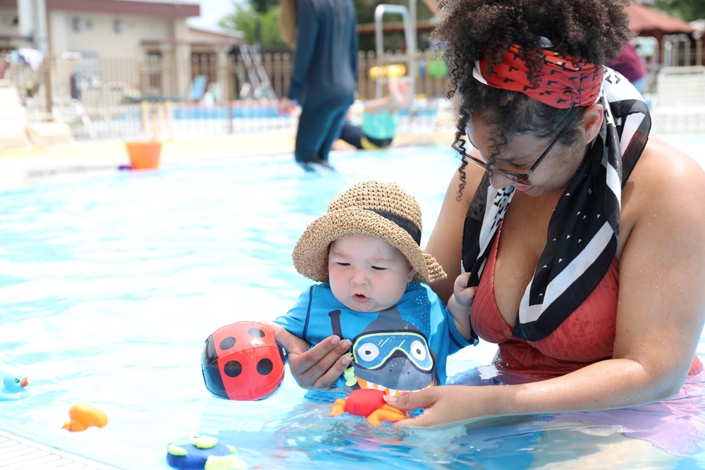 Pool playgroup makes splash as new way for Camp Zama parents, children to bond