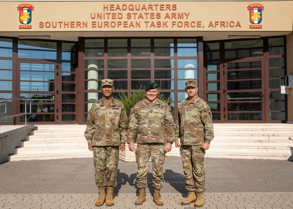 Lt. Gen. John W. Brennan meets Maj. Gen. Andrew C. Gainey