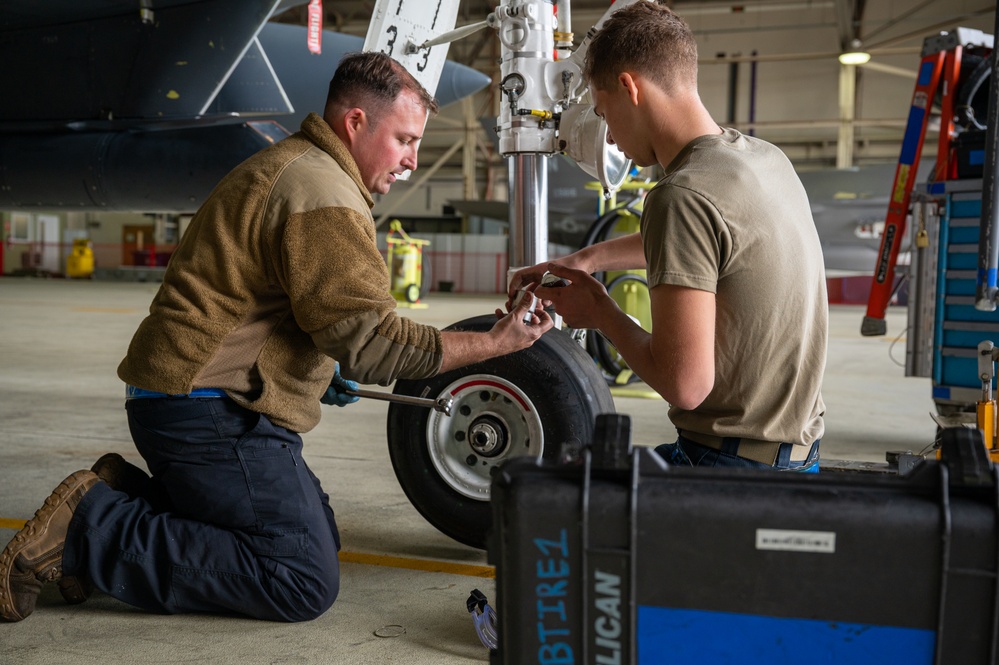 Lakenheath crew chiefs demonstrate response capabilities at local competition