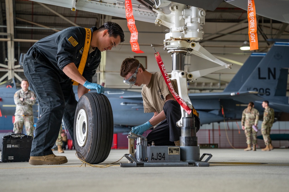 Lakenheath crew chiefs demonstrate response capabilities at local competition