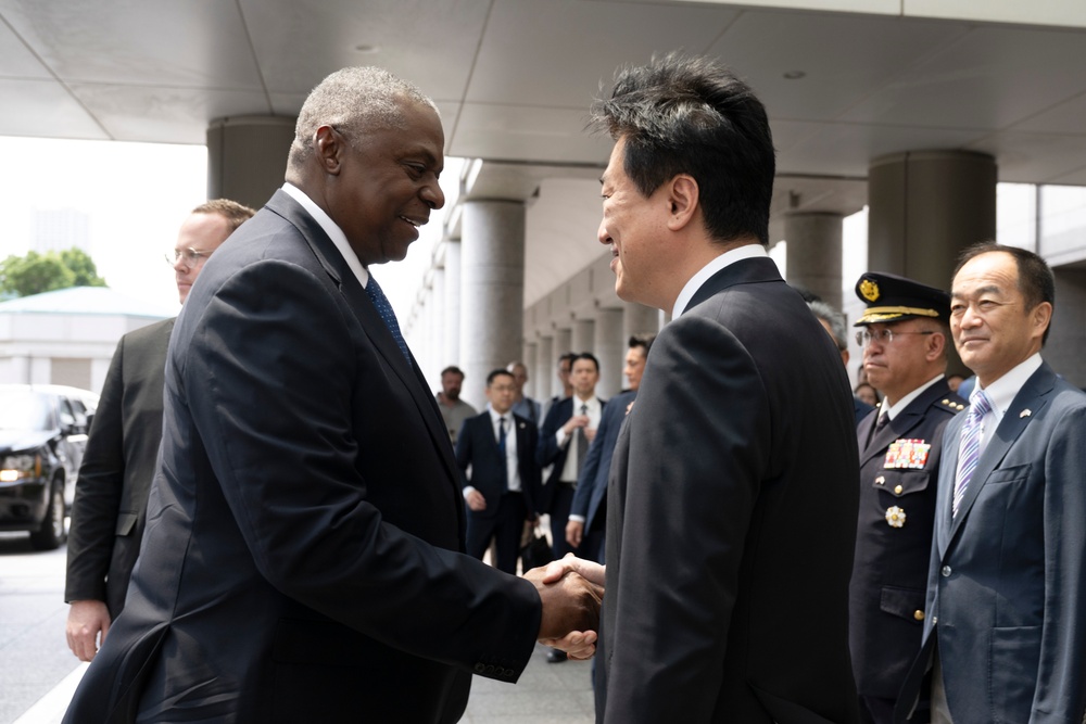 SD Meets with Japanese Minister of Defense and Prime Minister in Tokyo