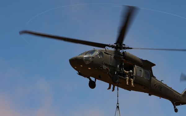79th IBCT Howitzer Airlift Training