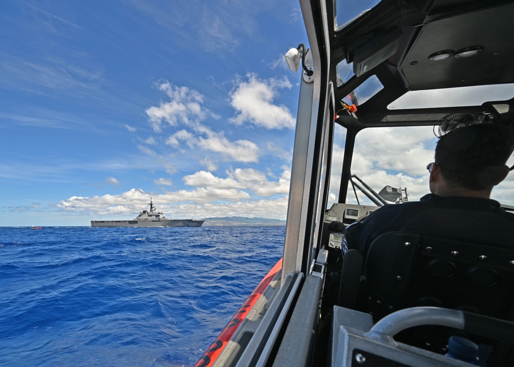 JS Kunisaki and the US Coast Guard conducted joint training off the coast of Hawaii