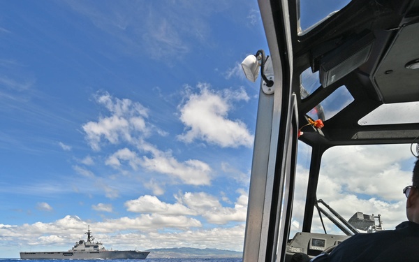 JS Kunisaki and the US Coast Guard conducted joint training off the coast of Hawaii