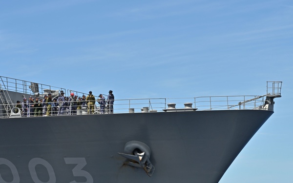 JS Kunisaki and the US Coast Guard conducted joint training off the coast of Hawaii