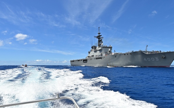 JS Kunisaki and the US Coast Guard conducted joint training off the coast of Hawaii
