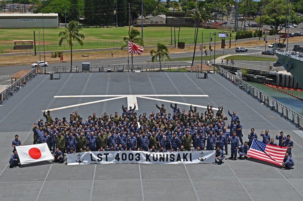 Commemorative photo of JS Kunisaki crew during Exercise Rim of the Pacific2024