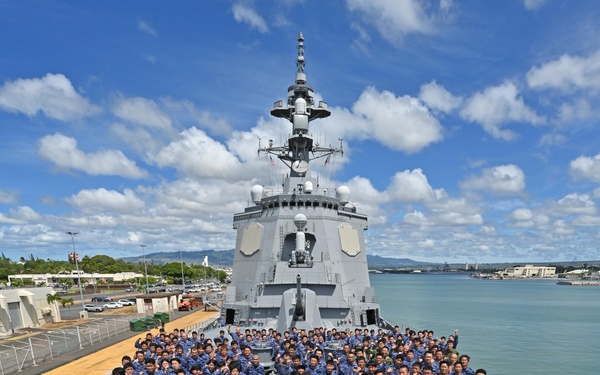 Commemorative photo of JS Haguro crew during Exercise Rim of the Pacific2024