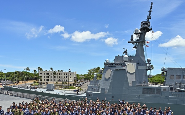 Commemorative photo of JS Kunisaki crew during Exercise Rim of the Pacific2024