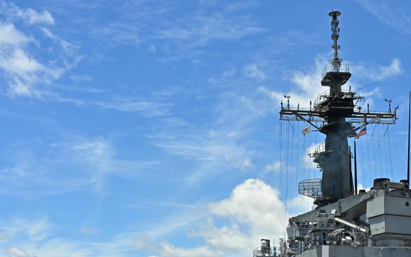 Commemorative photo of JS Kunisaki crew during Exercise Rim of the Pacific2024
