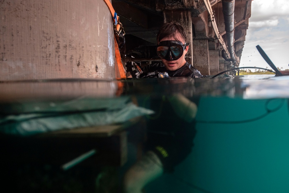 Army Divers Train with South Korean Under Water Demolition Team