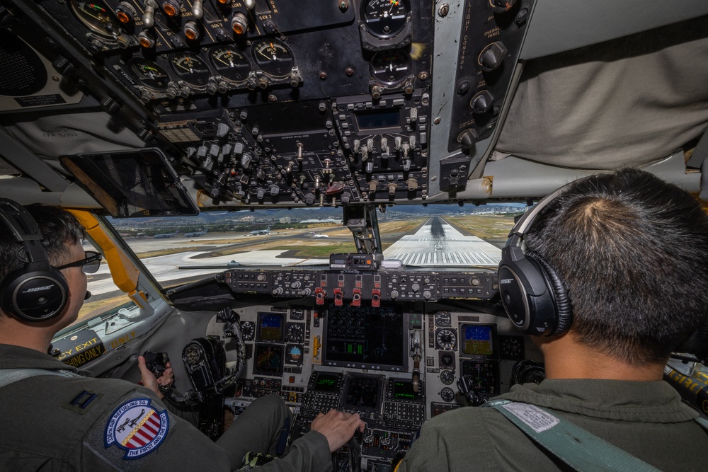 KC-135 cckpit view on short final