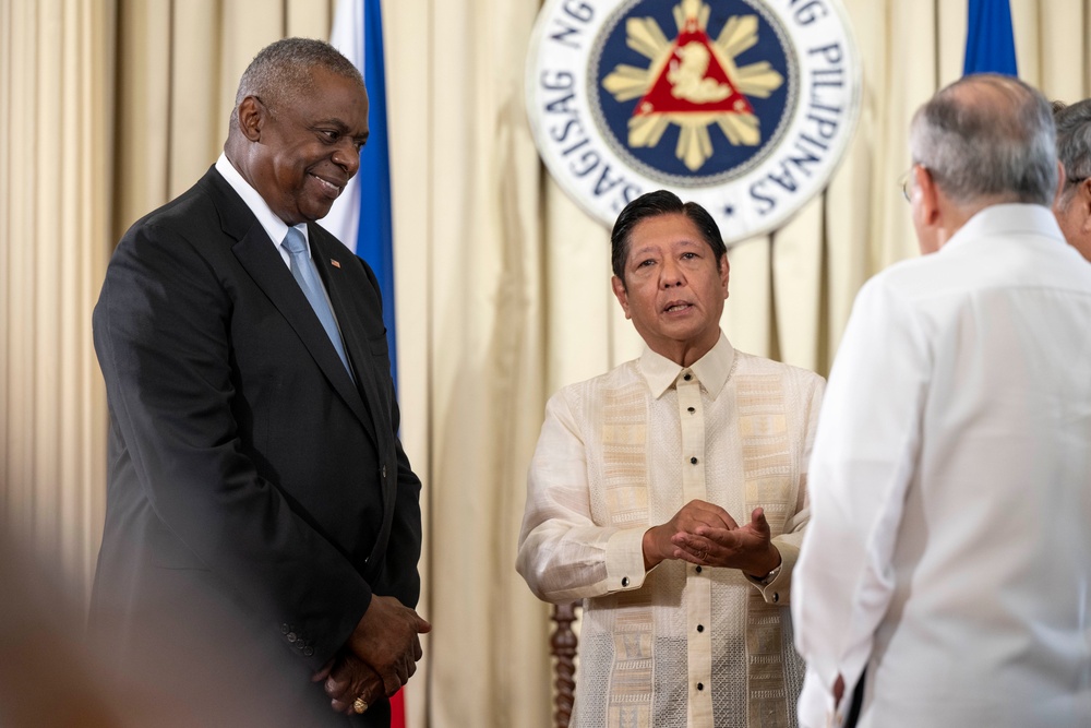 SD, S Meet with Philippine President, Counterparts in Manila