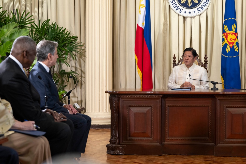 SD, S Meet with Philippine President, Counterparts in Manila