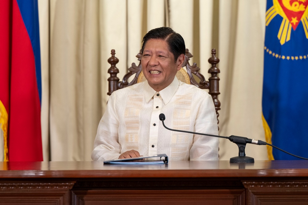 SD, S Meet with Philippine President, Counterparts in Manila