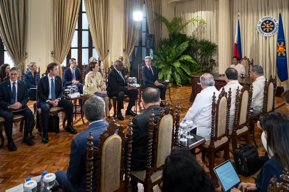 SD, S Meet with Philippine President, Counterparts in Manila